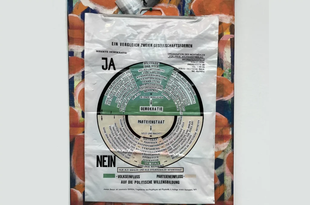 Beuys hat eine Tüte auf einem der Kunstwerke hinterlassen